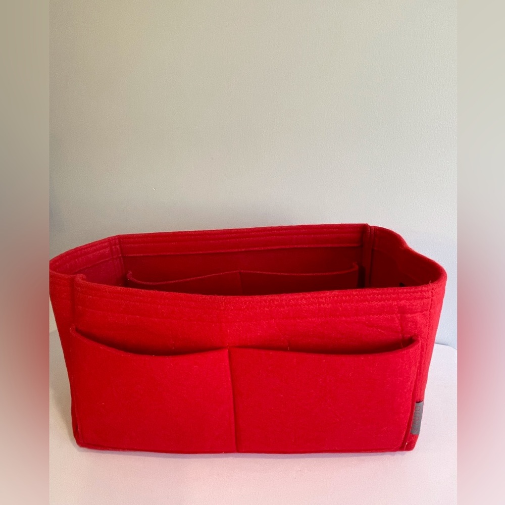 Light weight insert for tote bags